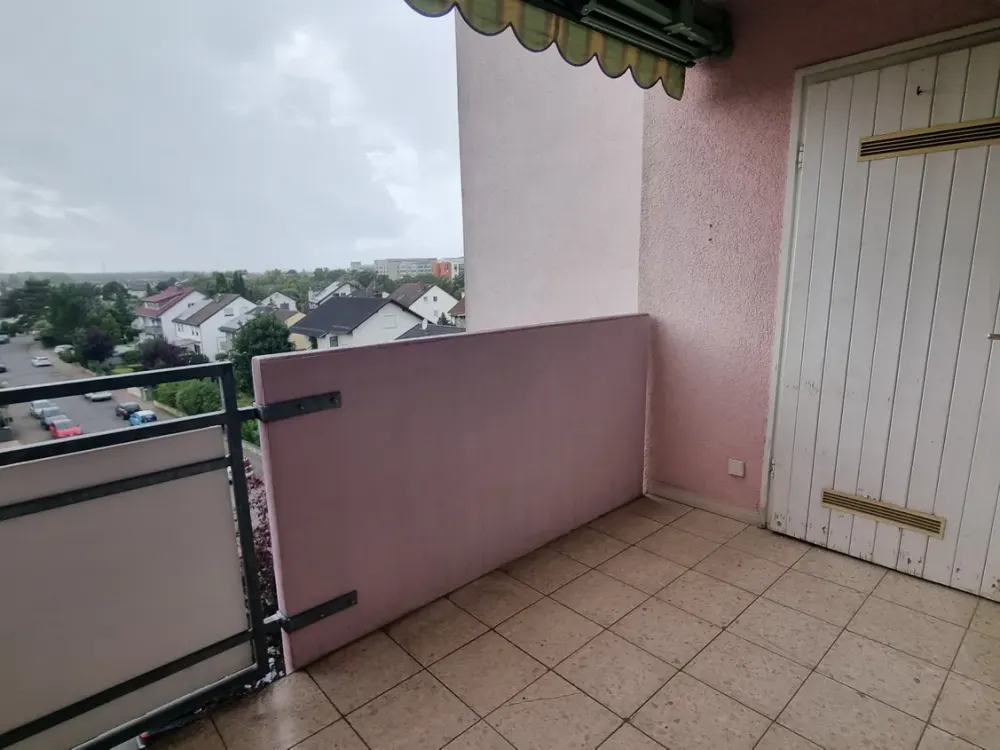 Möblierte Wohneinheit mit Balkon - WG geeignete 3 Zimmer in Rüsselsheim