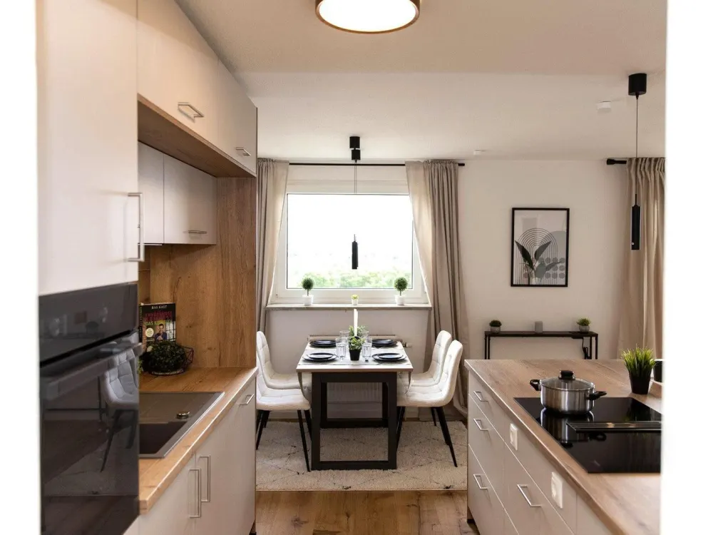 Renovierte 3-Zi-Whg mit neuer EBK, Balkon, Panoramablick und Hallenbad