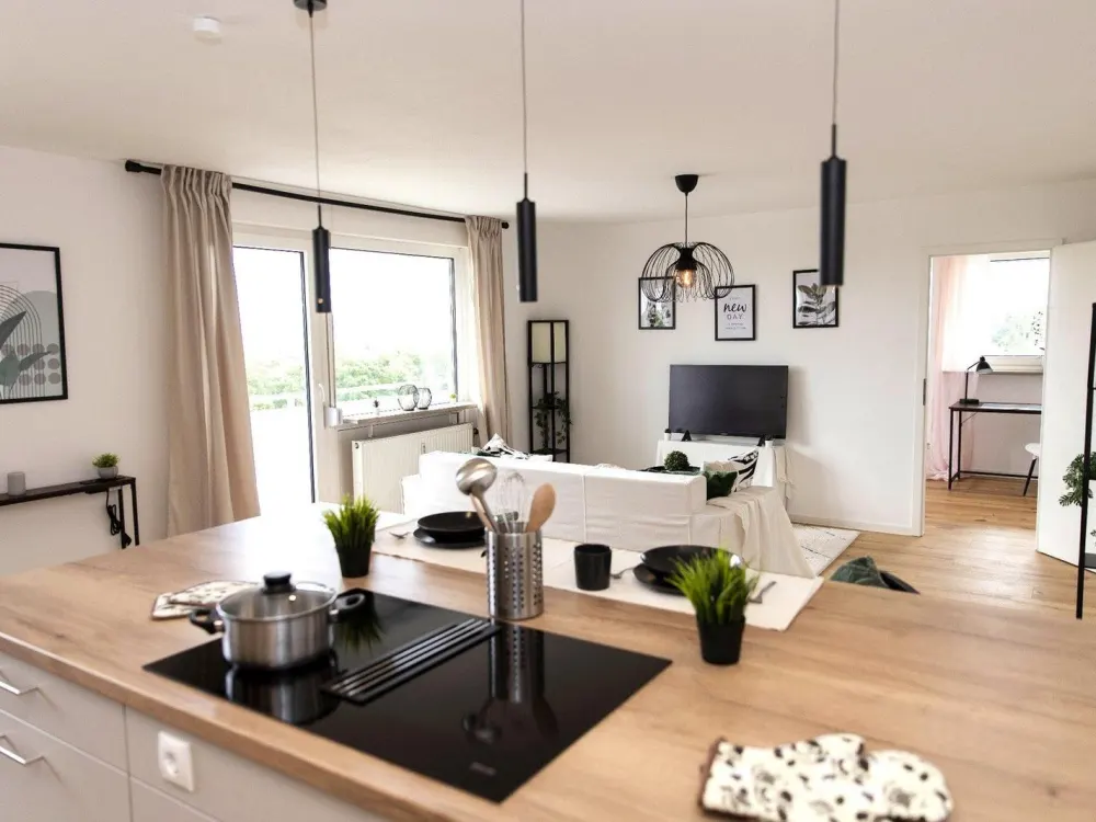 Renovierte 3-Zi-Whg mit neuer EBK, Balkon, Panoramablick und Hallenbad