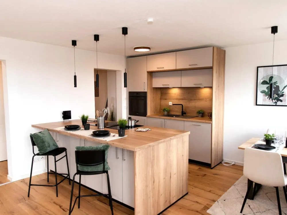 Renovierte 3-Zi-Whg mit neuer EBK, Balkon, Panoramablick und Hallenbad