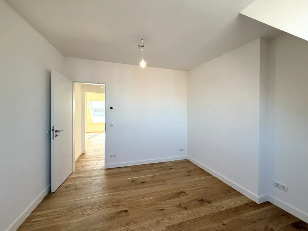 Modernes Wohnen über den Dächern: 4-Zimmer-Erstbezug mit Aufzug, Terrasse und Kochinsel