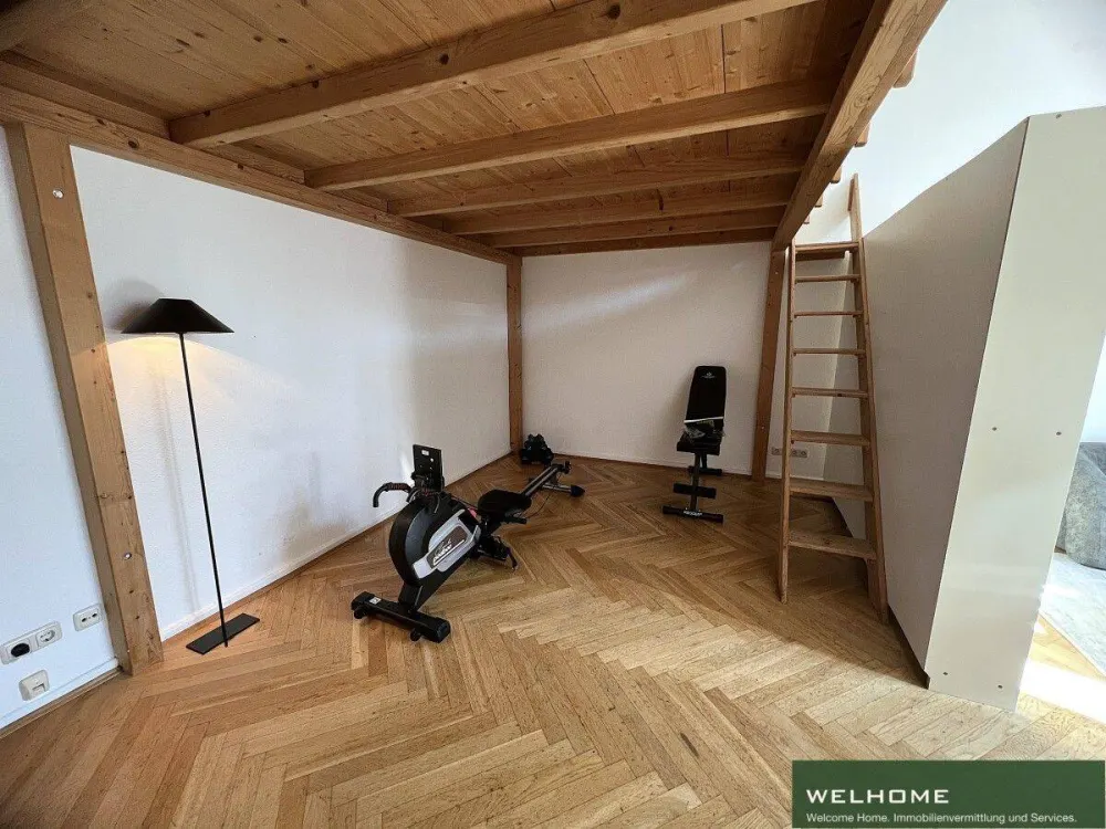 Top-Lage: Attraktive Galerie-Wohnung mit Einbauküche & Balkon