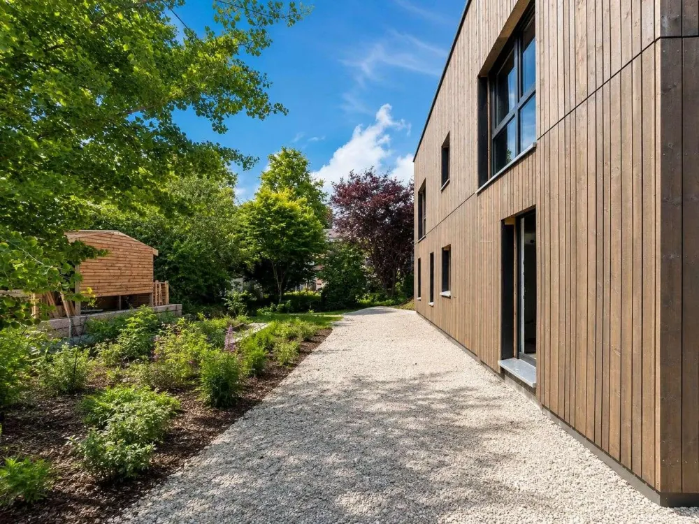 Dachau neu erleben: Stilvoller Neubau mit Sonnenterrasse & eigenem Garten