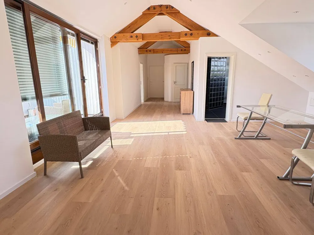 Über den Dächern - 4 Zimmer Wohnung mit Loggia in Bestlage