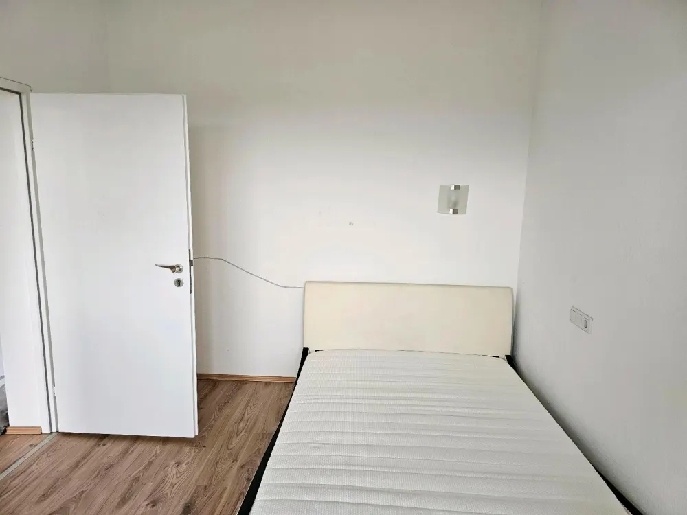 ​Ab sofort frei: 2-Zi-Wohnung + 2 Balkone, Strom inkl.