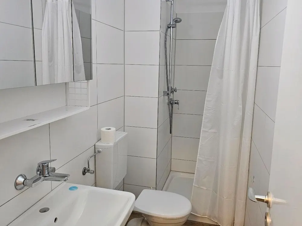 ​Ab sofort frei: 2-Zi-Wohnung + 2 Balkone, Strom inkl.