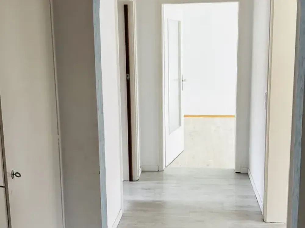 شقة 3.5 غرف مع شرفة في موقع مركزي في 88677 ماركدورف