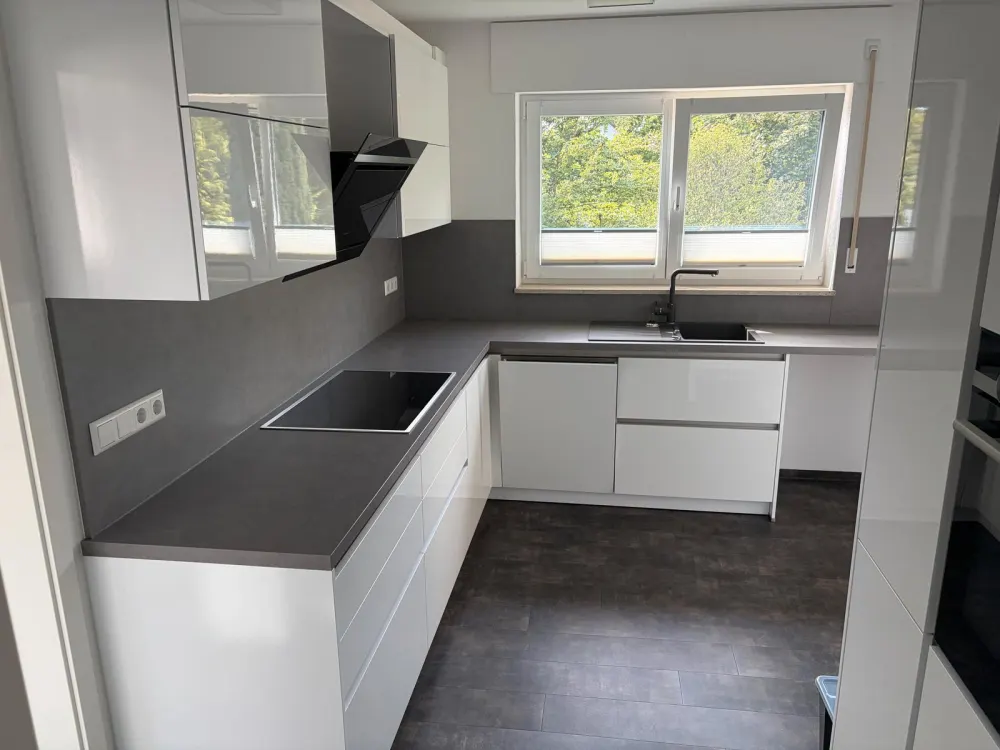 4-Room Apartment - Central and Quiet Location, Fitted Kitchen, Balcony, Garden
