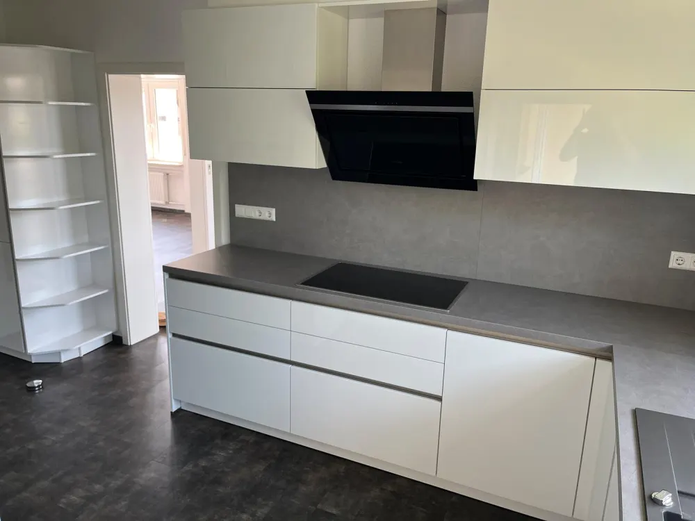 4-Room Apartment - Central and Quiet Location, Fitted Kitchen, Balcony, Garden