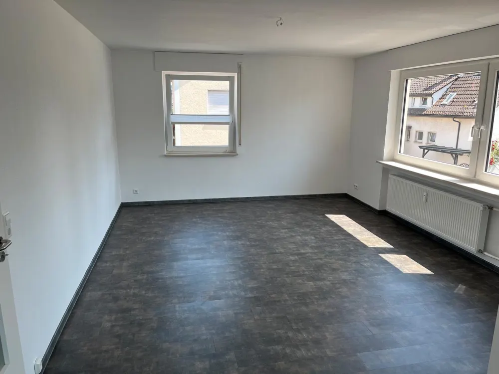 4-Room Apartment - Central and Quiet Location, Fitted Kitchen, Balcony, Garden