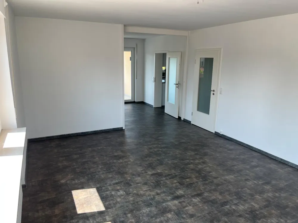 4-Room Apartment - Central and Quiet Location, Fitted Kitchen, Balcony, Garden
