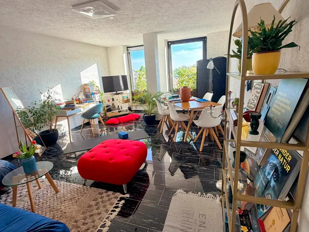 Schöne Wohnung ab Oktober frei. Ink. Möbelübernahme