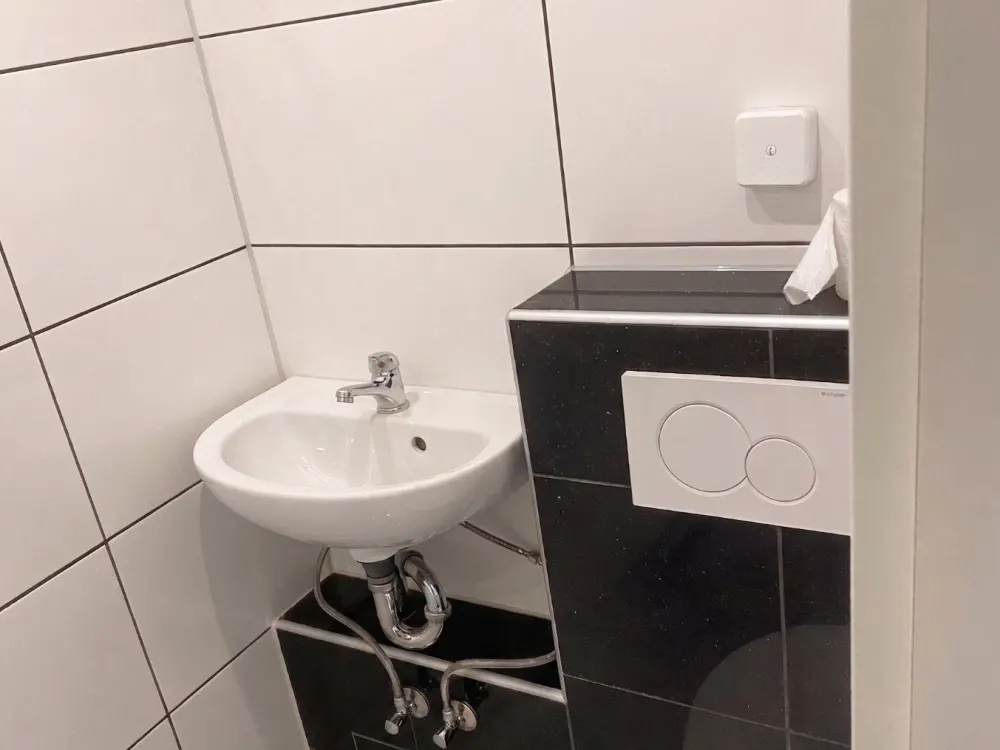 Souterrain Wohnung 2 verbundene Zimmer inkl. Küche & kleines Bad