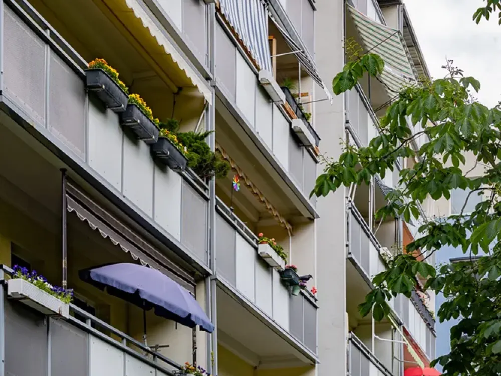 Wir sanieren für Sie: 4-Zimmerwohnung mit Balkon und Aufzug, Bad mit Dusche!