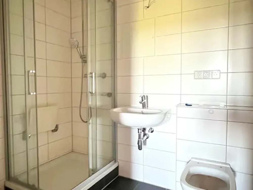 Wir sanieren für Sie: 4-Zimmerwohnung mit Balkon und Aufzug, Bad mit Dusche!