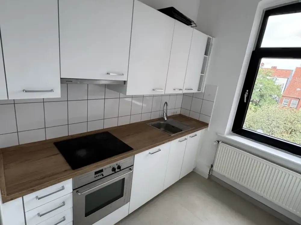 Partially Renovated 3-Room Apartment in Linden