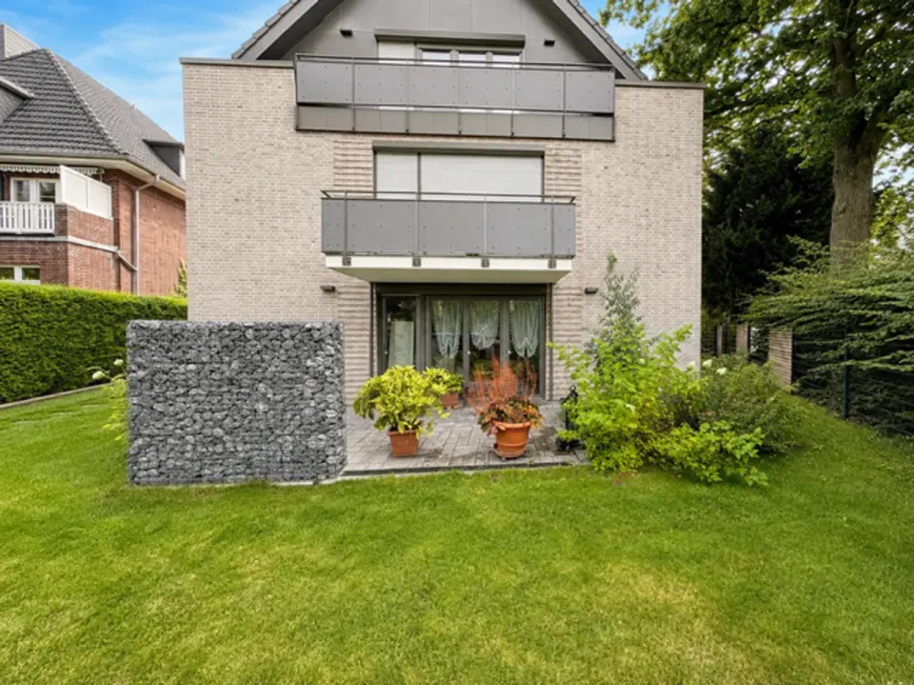 Hochwertige Erdgeschosswohnung mit Terrasse und Tiefgaragenstellplatz.