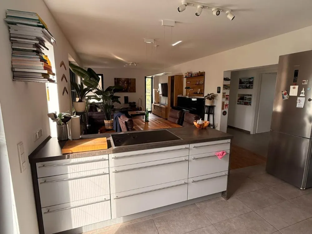 Helle 3-Zimmer-Wohnung Parkett, Wärmepumpe, Stellplatz, E-Lade