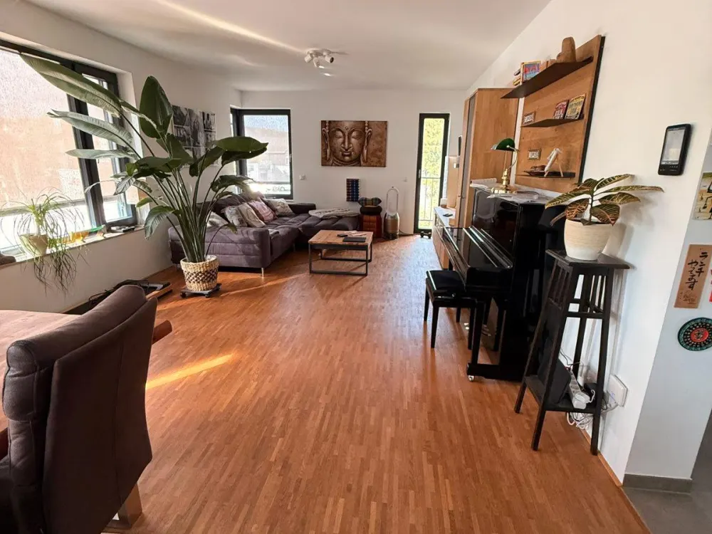 Helle 3-Zimmer-Wohnung Parkett, Wärmepumpe, Stellplatz, E-Lade