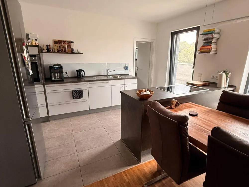 Helle 3-Zimmer-Wohnung Parkett, Wärmepumpe, Stellplatz, E-Lade