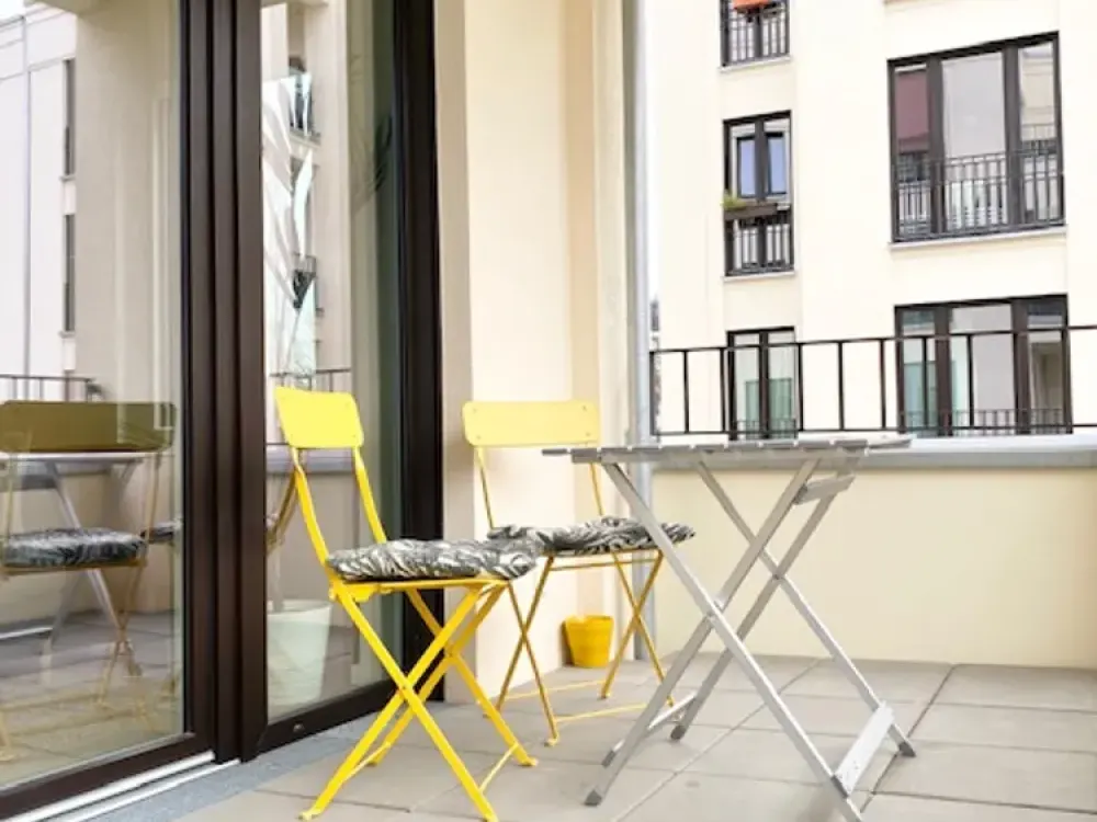 Möblierte 2-Zimmer-Wohnung mit Terrasse nahe Mauerpark, Furnished 2-Room Apartment
