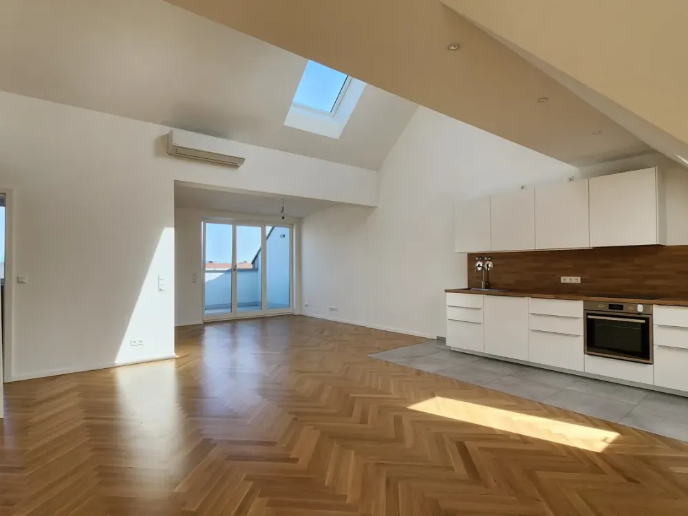 Jewel at Rennbahnpark: Top-Floor Loft with Skyline View and Air Conditioning as First Occupancy after Renovation