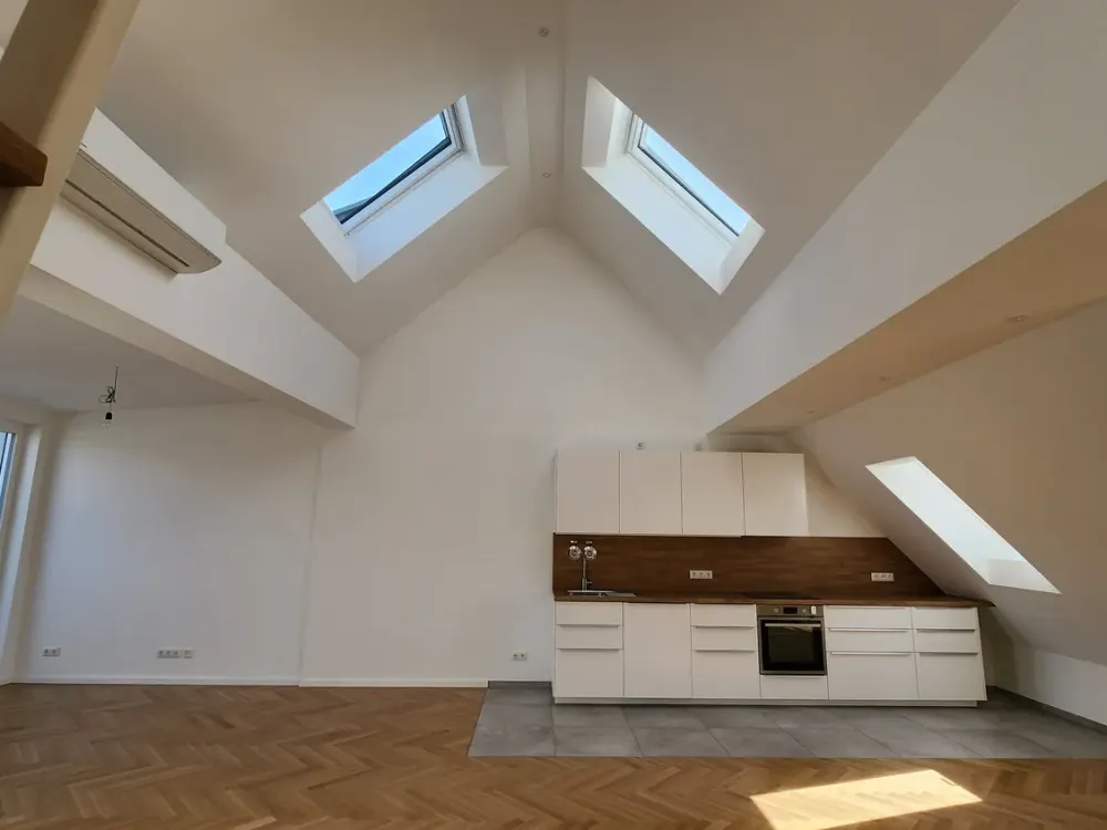 Jewel at Rennbahnpark: Top-Floor Loft with Skyline View and Air Conditioning as First Occupancy after Renovation