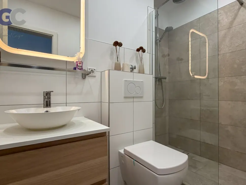 Moderne und möblierte 2-Zimmer-Wohnung mit Balkon