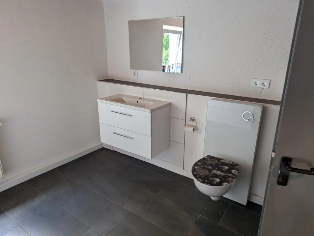 Spacious 2-Room Apartment, Kitchen, Terrace, Renovated, Quiet
