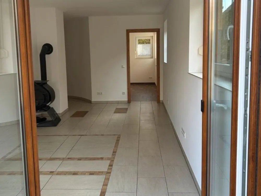 Helle Souterrain-Wohnung, 2 Zimmer mit ca. 70 m2!