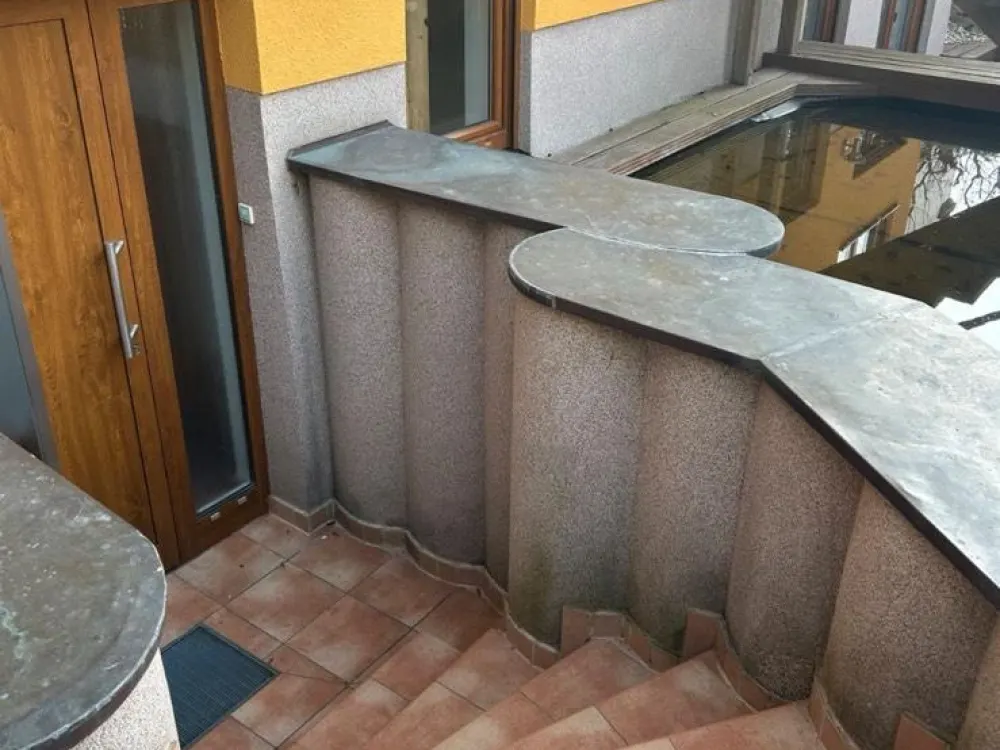 Helle Souterrain-Wohnung, 2 Zimmer mit ca. 70 m2!