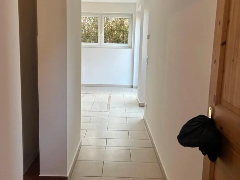 Helle Souterrain-Wohnung, 2 Zimmer mit ca. 70 m2!