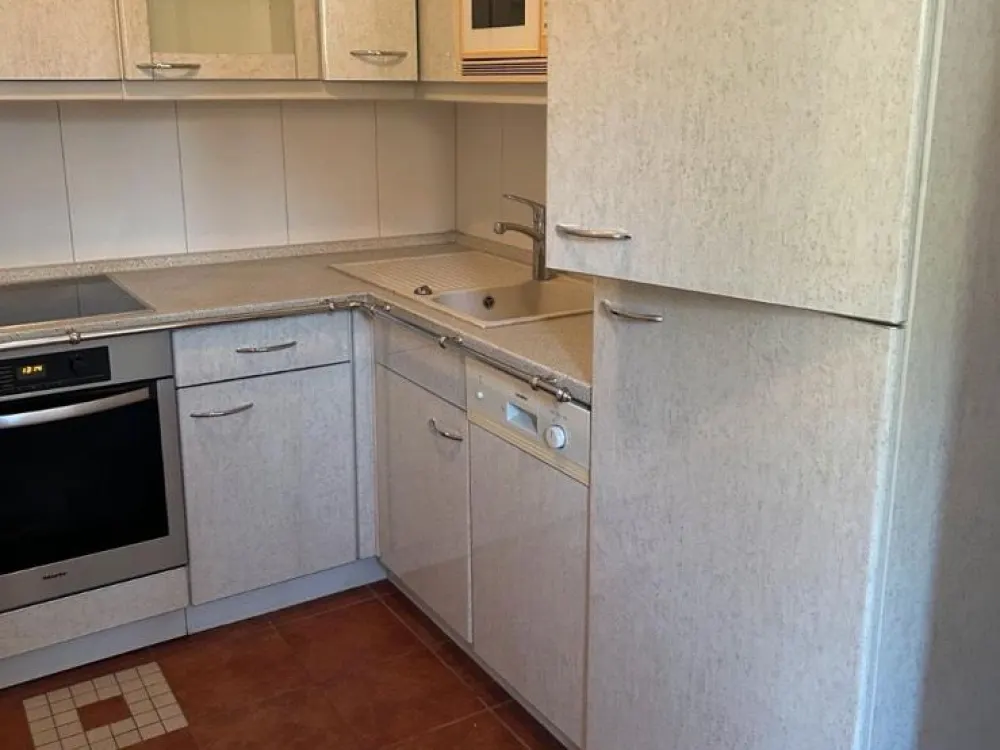 Helle Souterrain-Wohnung, 2 Zimmer mit ca. 70 m2!