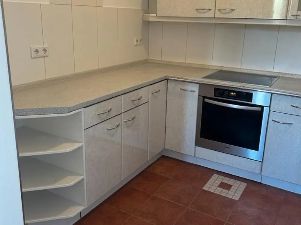 Helle Souterrain-Wohnung, 2 Zimmer mit ca. 70 m2!