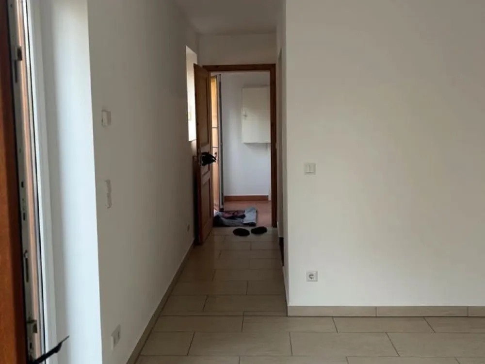 Helle Souterrain-Wohnung, 2 Zimmer mit ca. 70 m2!