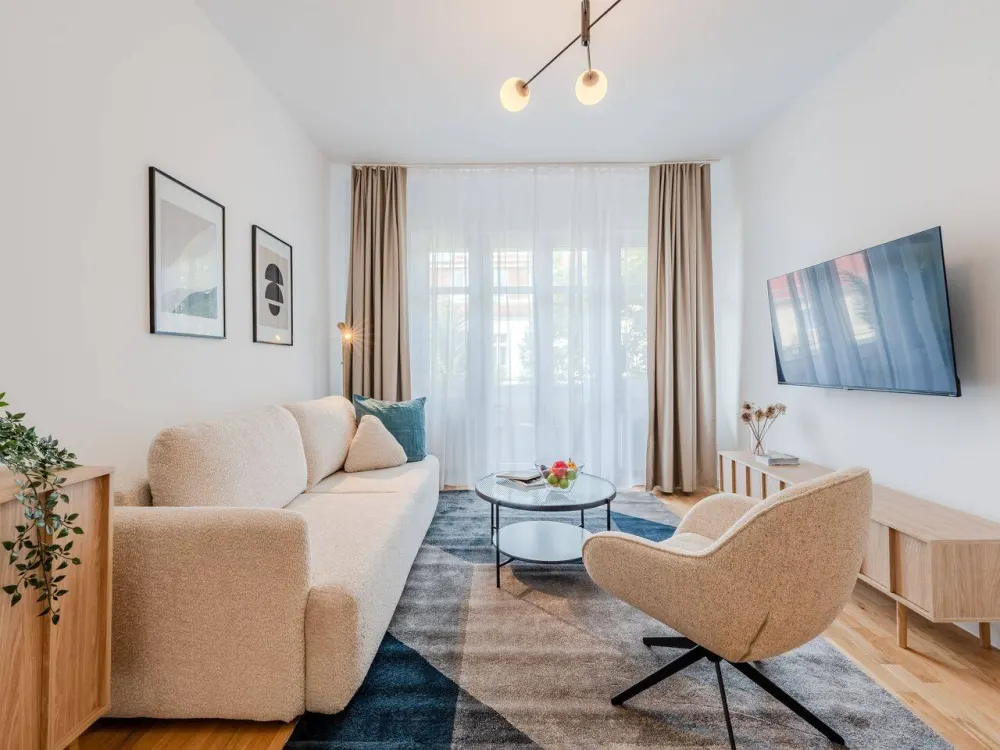 Modern möblierte 2-Zi.-Wohnung mit Balkon in Neukölln