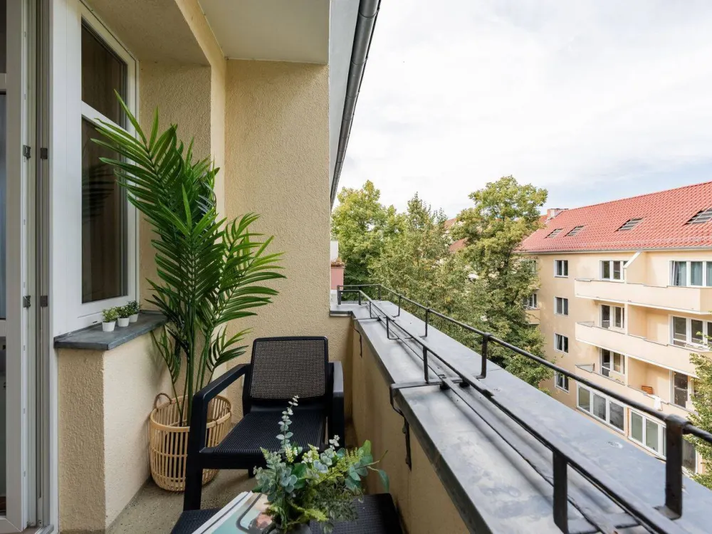 Modern möblierte 2-Zi.-Wohnung mit Balkon in Neukölln