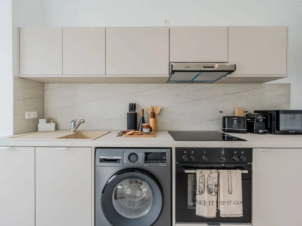 Modern möblierte 2-Zi.-Wohnung mit Balkon in Neukölln