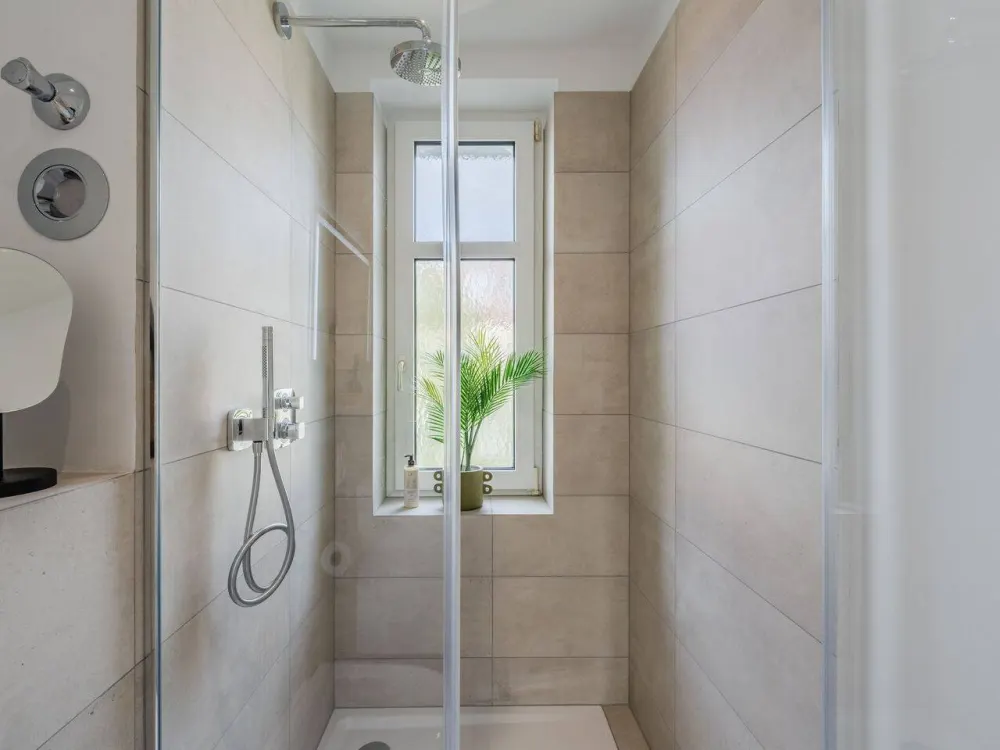 Modern möblierte 2-Zi.-Wohnung mit Balkon in Neukölln