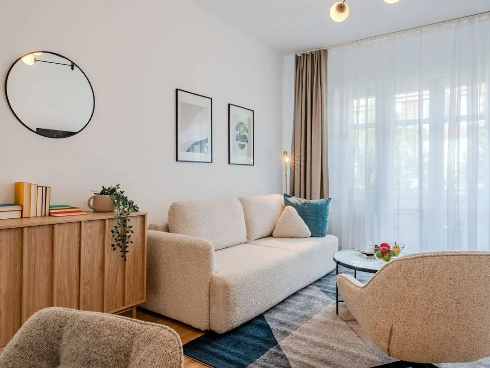 Modern möblierte 2-Zi.-Wohnung mit Balkon in Neukölln