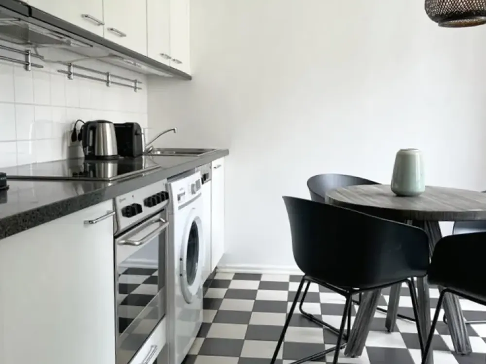 Stilvoll möbliert & zentral: 1-Zimmer-Wohnung mit Südwest-Balkon nahe Alexanderplatz