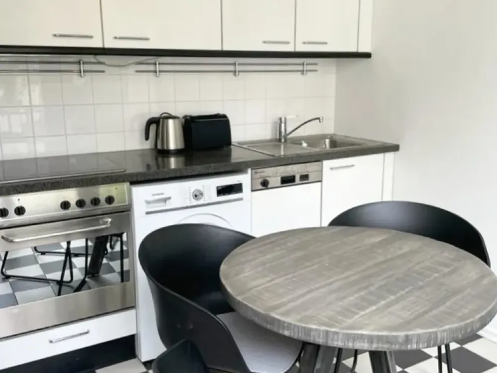 Stilvoll möbliert & zentral: 1-Zimmer-Wohnung mit Südwest-Balkon nahe Alexanderplatz