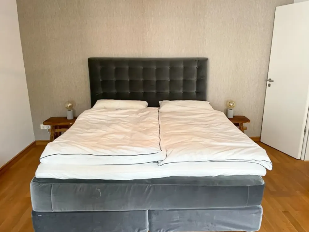 Stilvoll möbliert & zentral: 1-Zimmer-Wohnung mit Südwest-Balkon nahe Alexanderplatz