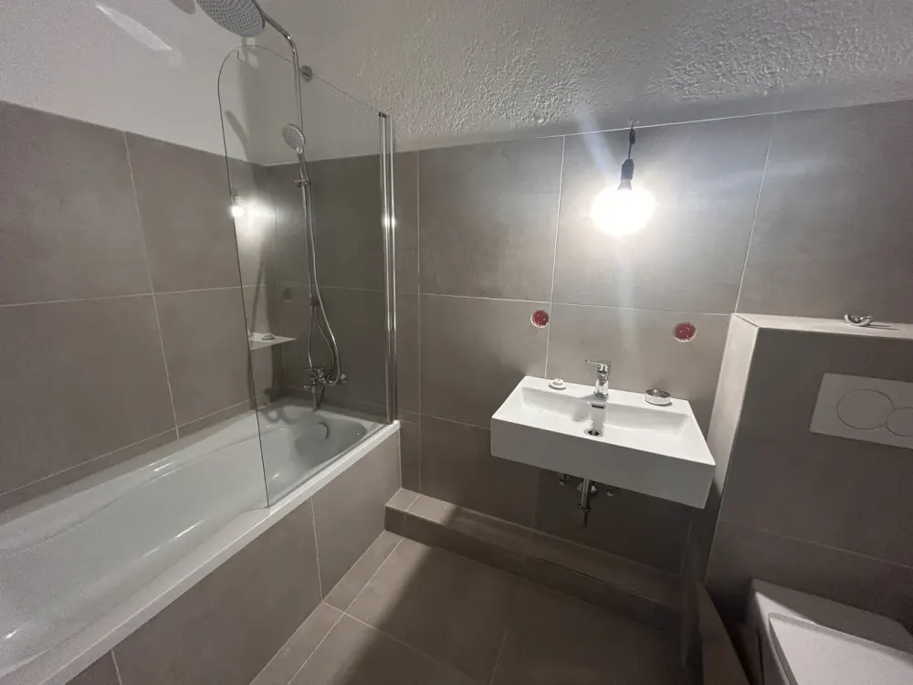 Erstbezug nach hochwertiger Sanierung, moderne 3,5-Zimmer-Wohnung mit Balkon ins Grüne