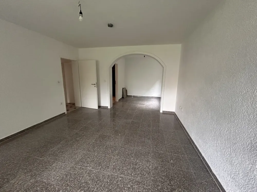 Erstbezug nach hochwertiger Sanierung, moderne 3,5-Zimmer-Wohnung mit Balkon ins Grüne
