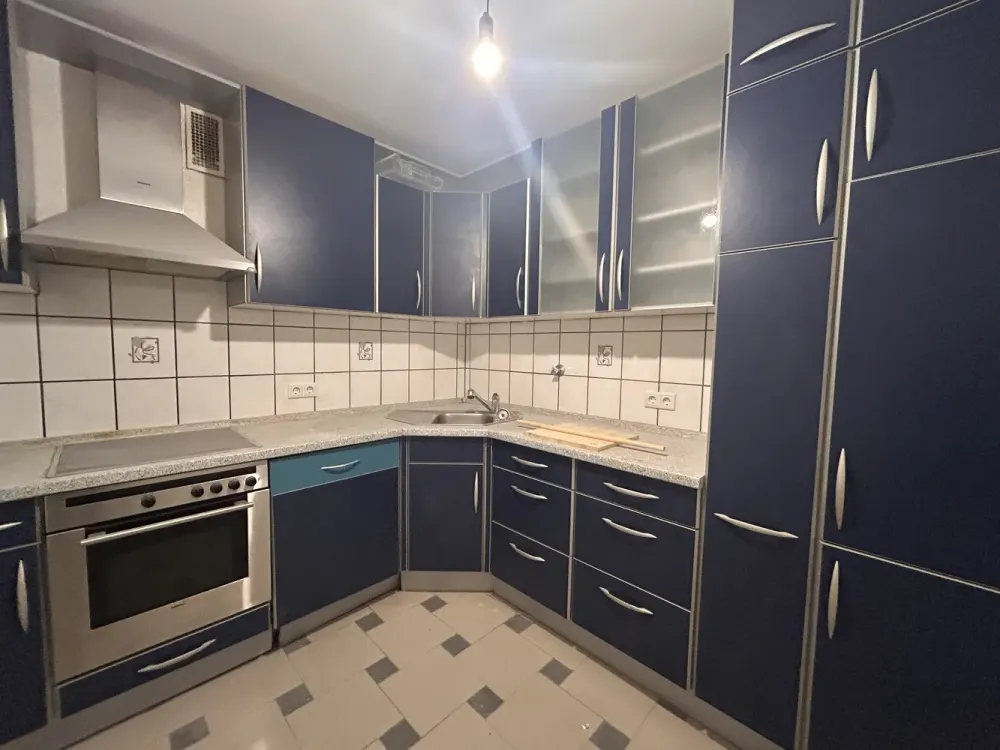 Erstbezug nach hochwertiger Sanierung, moderne 3,5-Zimmer-Wohnung mit Balkon ins Grüne