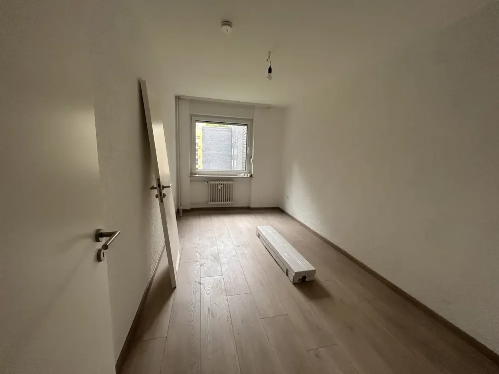 Erstbezug nach hochwertiger Sanierung, moderne 3,5-Zimmer-Wohnung mit Balkon ins Grüne