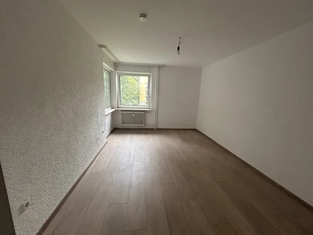 Erstbezug nach hochwertiger Sanierung, moderne 3,5-Zimmer-Wohnung mit Balkon ins Grüne