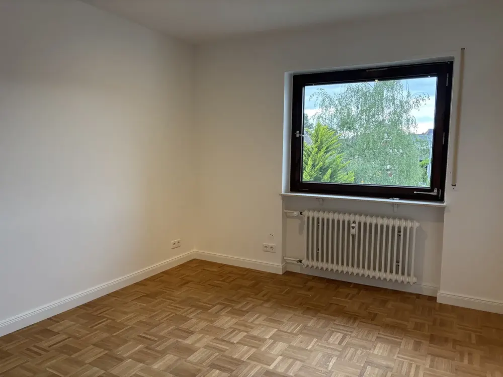 Kernsanierte 3-Zimmerwohnung mit großem Balkon, Blick ins Grüne und Stellplatz