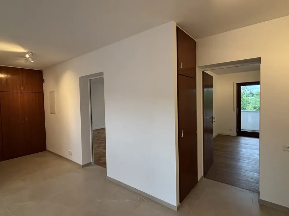 Kernsanierte 3-Zimmerwohnung mit großem Balkon, Blick ins Grüne und Stellplatz